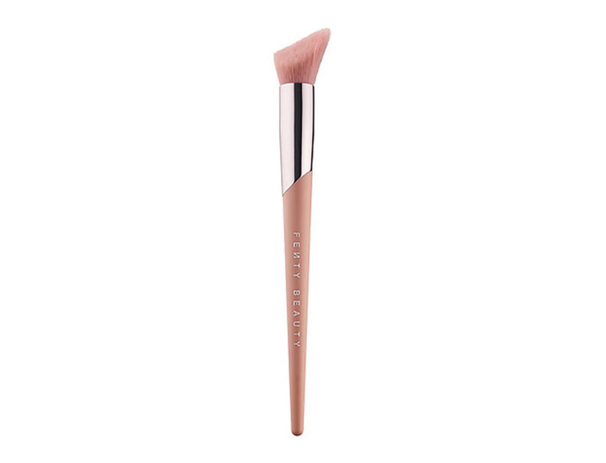 Fenty Beauty by Rihanna Cheek-Hugging Highlight Brush 120