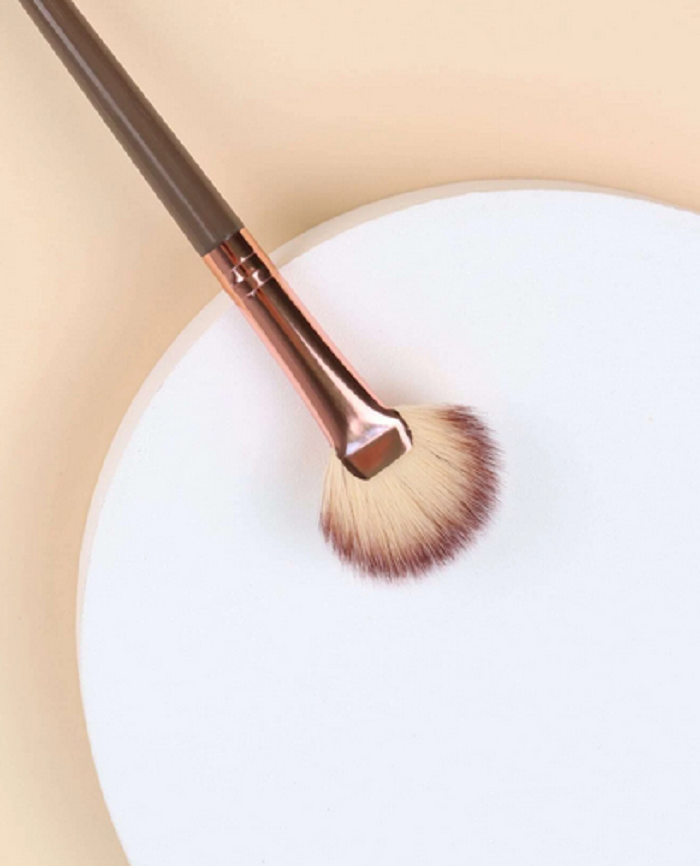 Beauty Single Small Fan Shaped Contour Brush - Brown