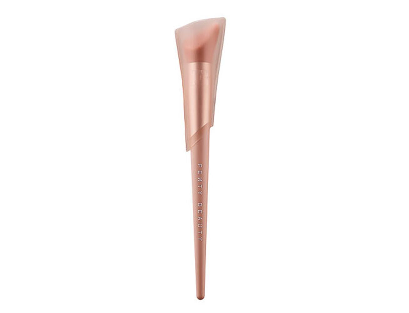 Fenty Beauty by Rihanna Cheek-Hugging Highlight Brush 120